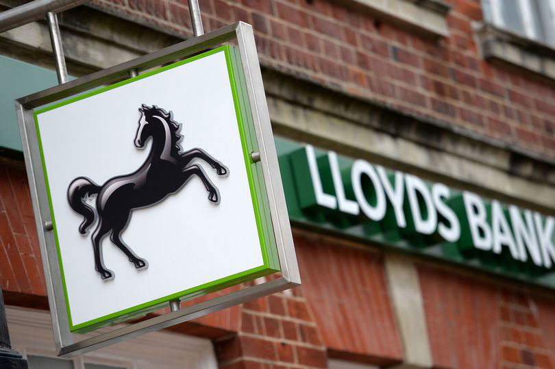 Lloyds Bank will give £175 to people who switch to new account