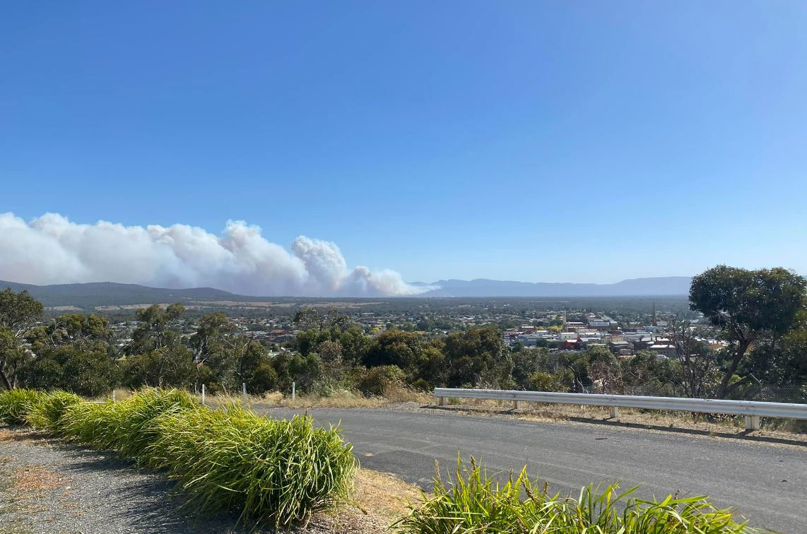'too late to leave': bushfire destroys homes in victoria's south-west