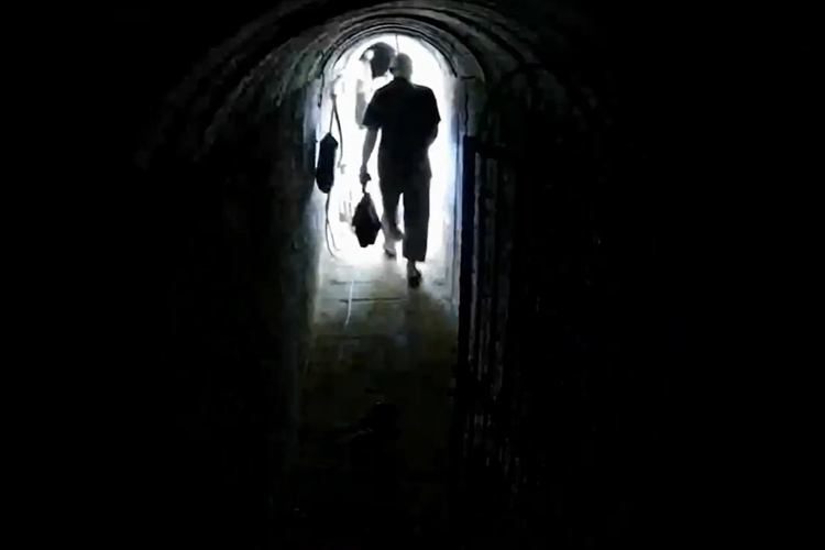 militer israel rilis video tunnjukkan pemimpin hamas yahya sinwar di terowongan