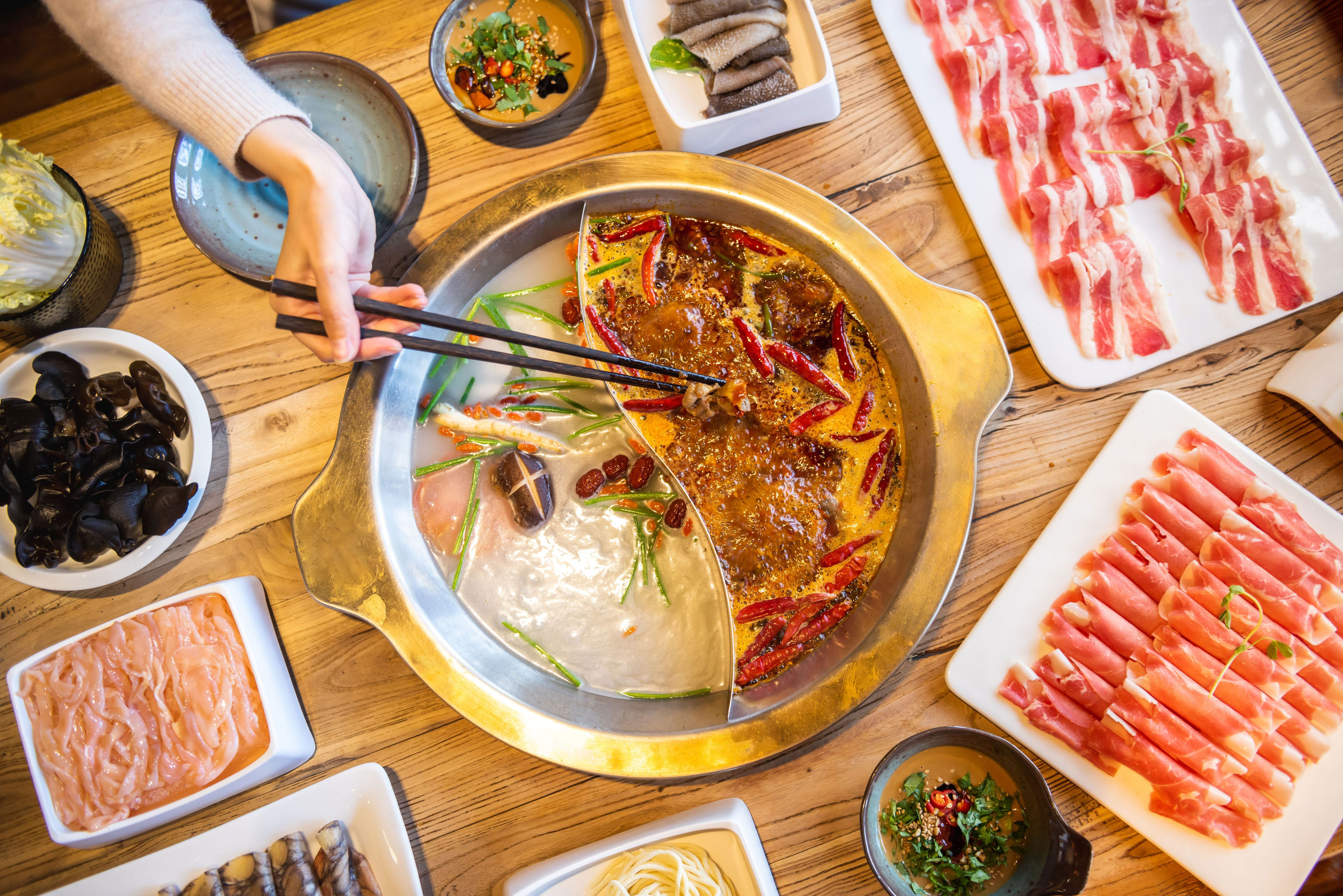 la fiebre del ‘hot pot’ chino: qué es y cómo prepararlo en casa