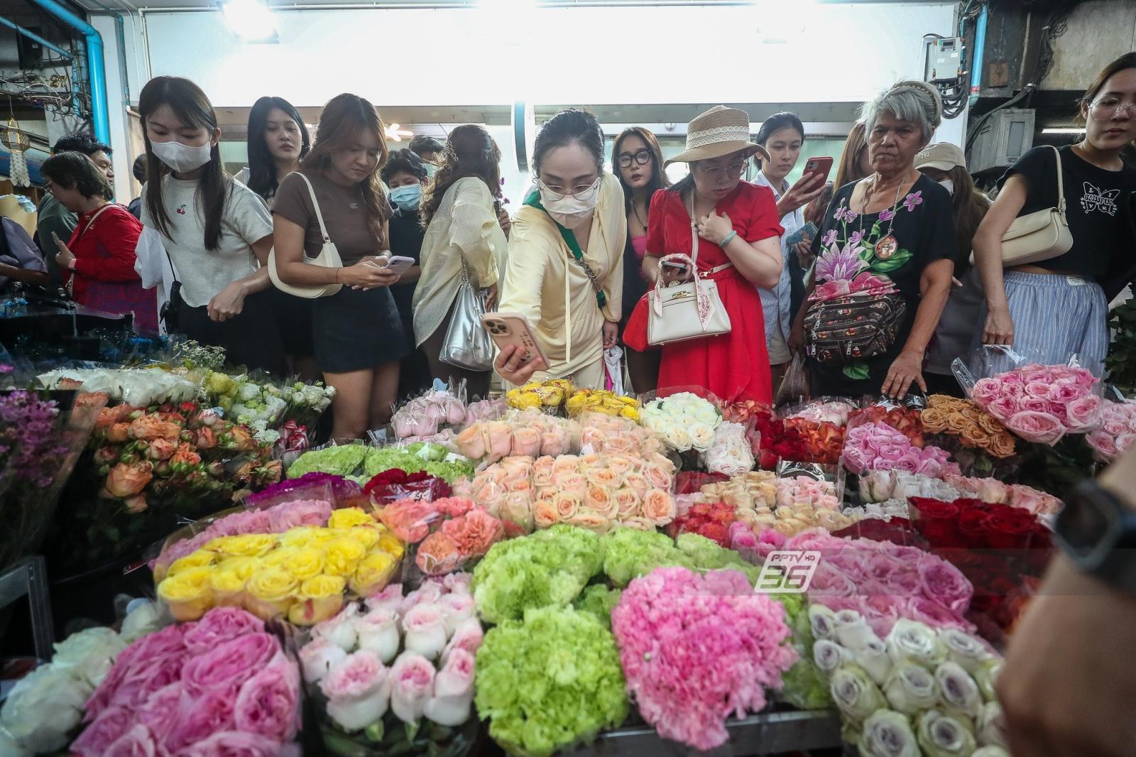 เช็กราคากุหลาบ วันวาเลนไทน์ ที่ปากคลองตลาด ขายดีนับแสนดอก