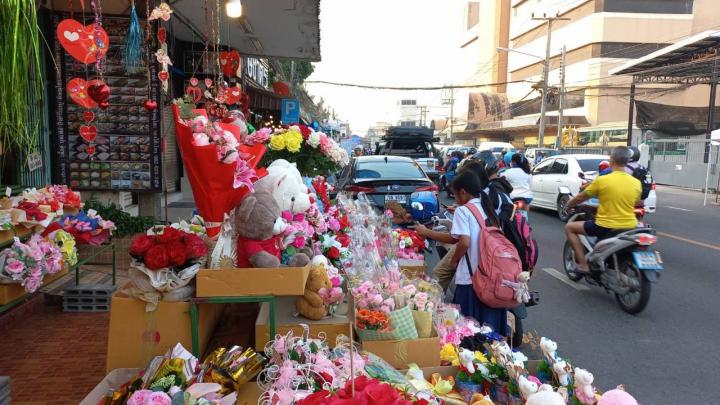 วาเลนไทน์พิษณุโลก รักใสๆ วัยเรียน ซื้อดอกไม้ สติกเกอร์หัวใจ ส่งความรักให้กัน