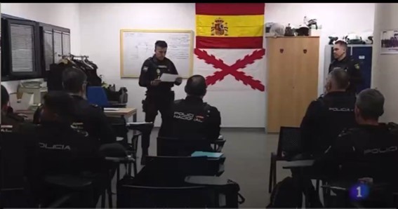 la policía nacional cuelga una bandera utilizada por la extrema derecha en la comisaría de las palmas