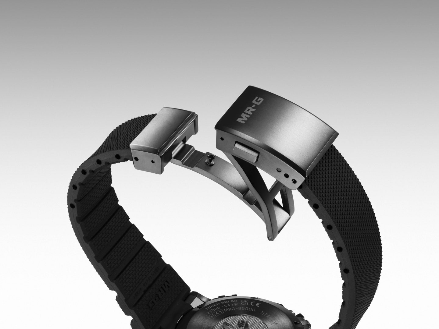 g-shock dévoile une montre indestructible inspirée d'un vieux modèle de 1983