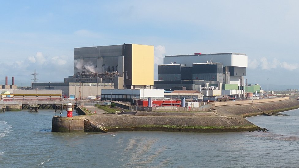 nuclear reactor steam leak 'put employees at risk'