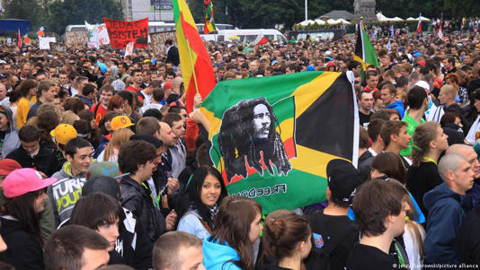 Manifesto pela legalização da cânabis em Varsóvia, maio de 2011, Polônia: Marley é a figura-símbolo