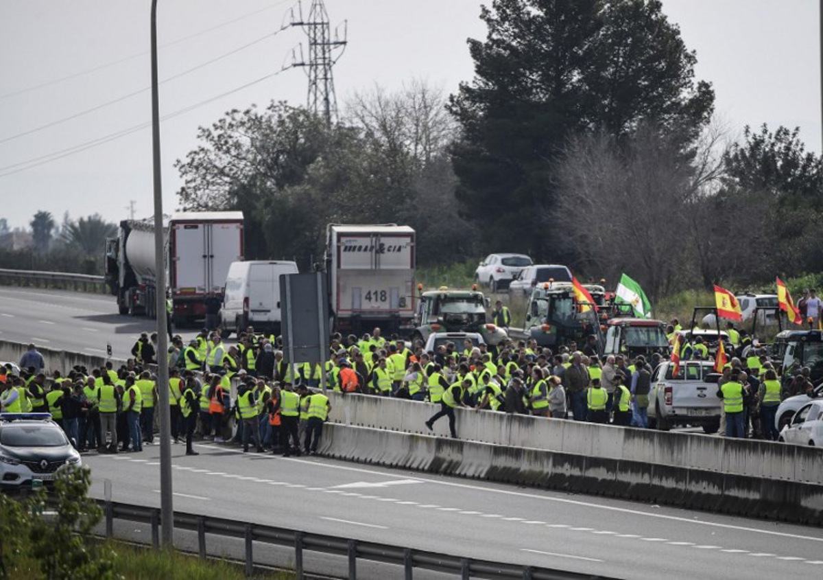 Spaanse Boeren Blokkeren Opnieuw Wegen