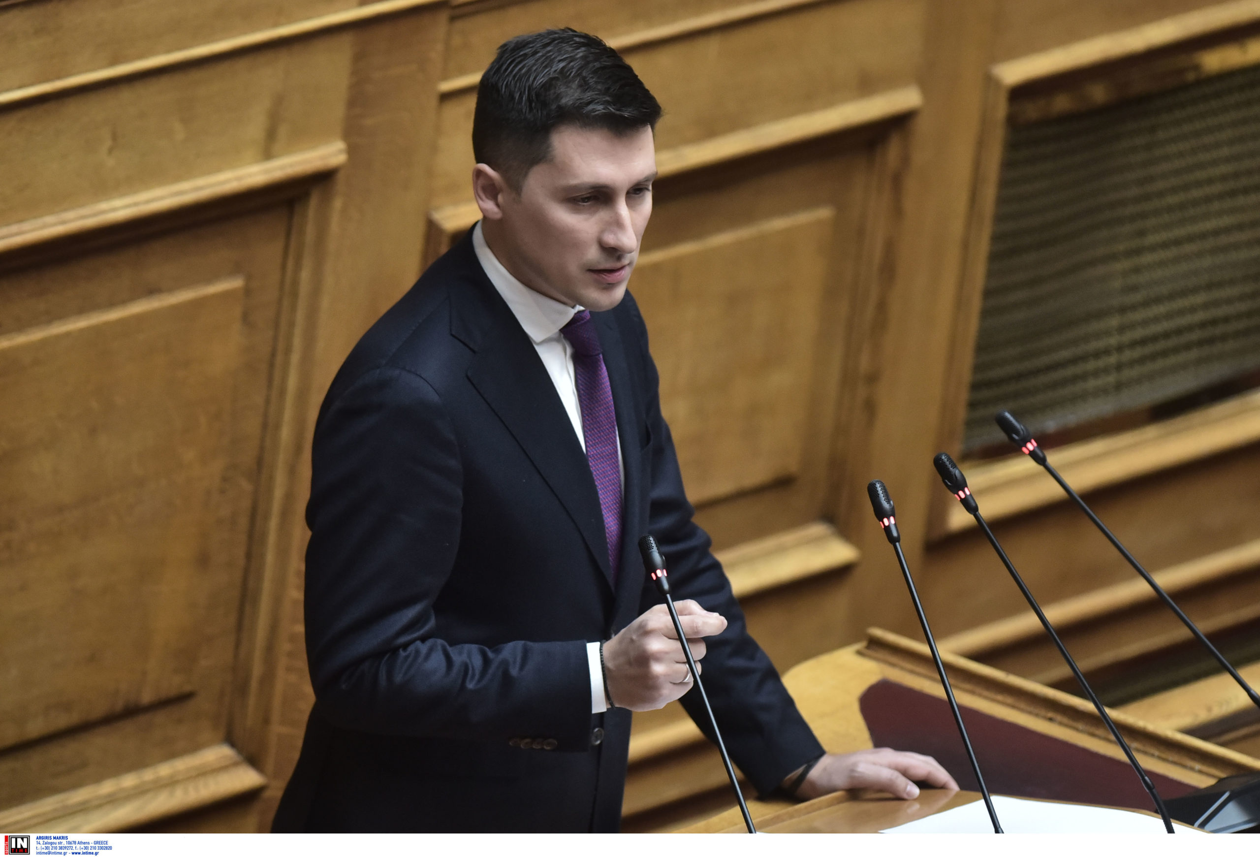 Βουλή: «Μάχη» στη συζήτηση του νομοσχεδίου για τα ομόφυλα ζευγάρια – Οι θέσεις των κομμάτων και οι ενστάσεις αντισυνταγματικότητας