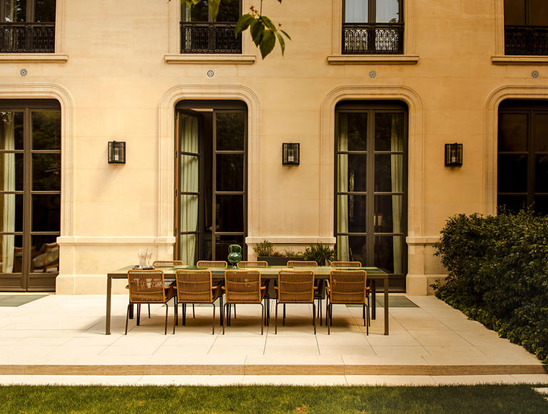 Dans un hôtel particulier parisien, un appartement minimaliste et lumineux