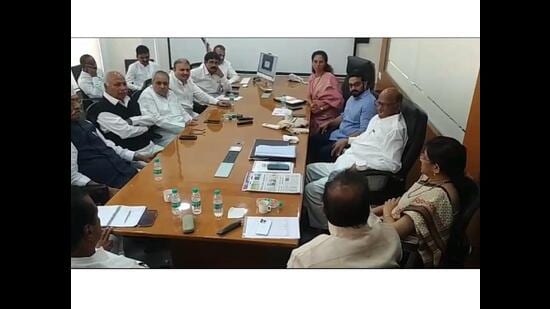 amid speculations over merger with cong, sharad pawar holds talks with party leaders to discuss symbol and name