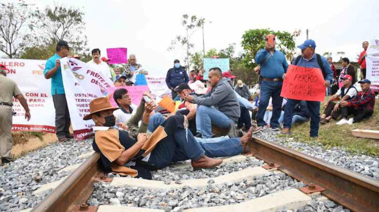 Bloqueo de los ferrocarrileros en Oaxaca. | Foto: Especial|Bloqueo de los ferrocarrileros en Oaxaca. | Foto: Especial