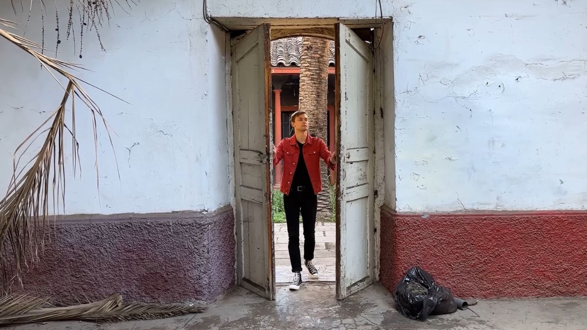 youtuber muestra las casas más antiguas de santiago de chile e impacta al descubrir cómo son por dentro: «muros de adobe y tejas de greda»