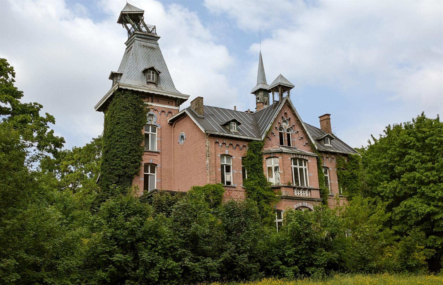 <p>This eccentric-looking pink château nestled in the remote Belgium countryside hides a tragic past. Discovered by urban explorer and photographer <a href="https://www.instagram.com/st.severus/?hl=en">Bryan Sansivero</a>, this unusual property was once the home of a famous French artist, whose hand-painted work still covers much of the walls and ceilings.</p>