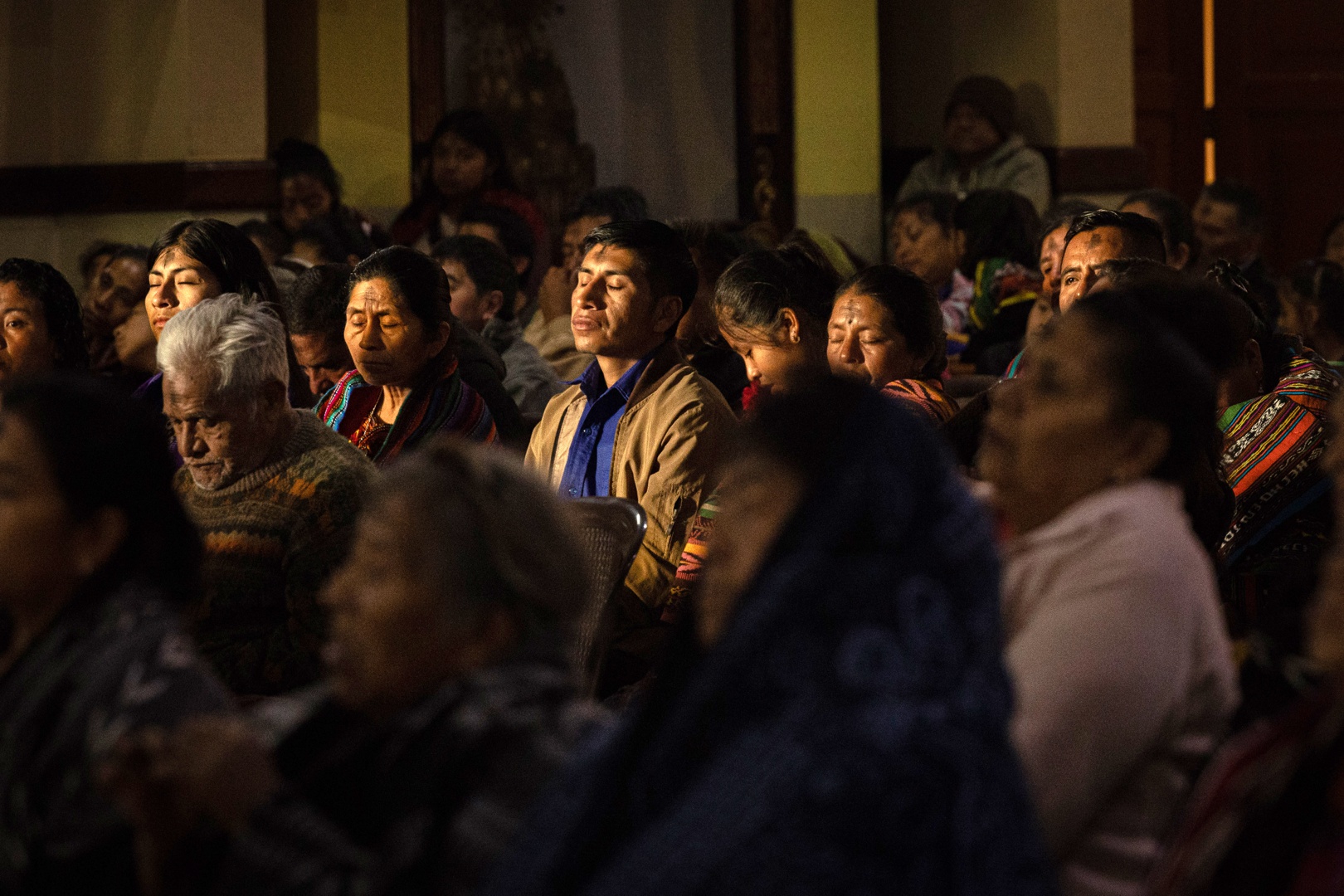 los mayas de guatemala abarrotan la parroquia de sacatepéquez por el miércoles de ceniza