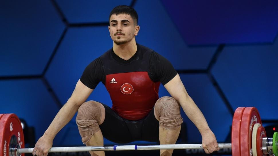 gençlik ve spor bakanı osman aşkın bak, altın madalya kazanan milli halterci kaan kahriman'ı kutladı