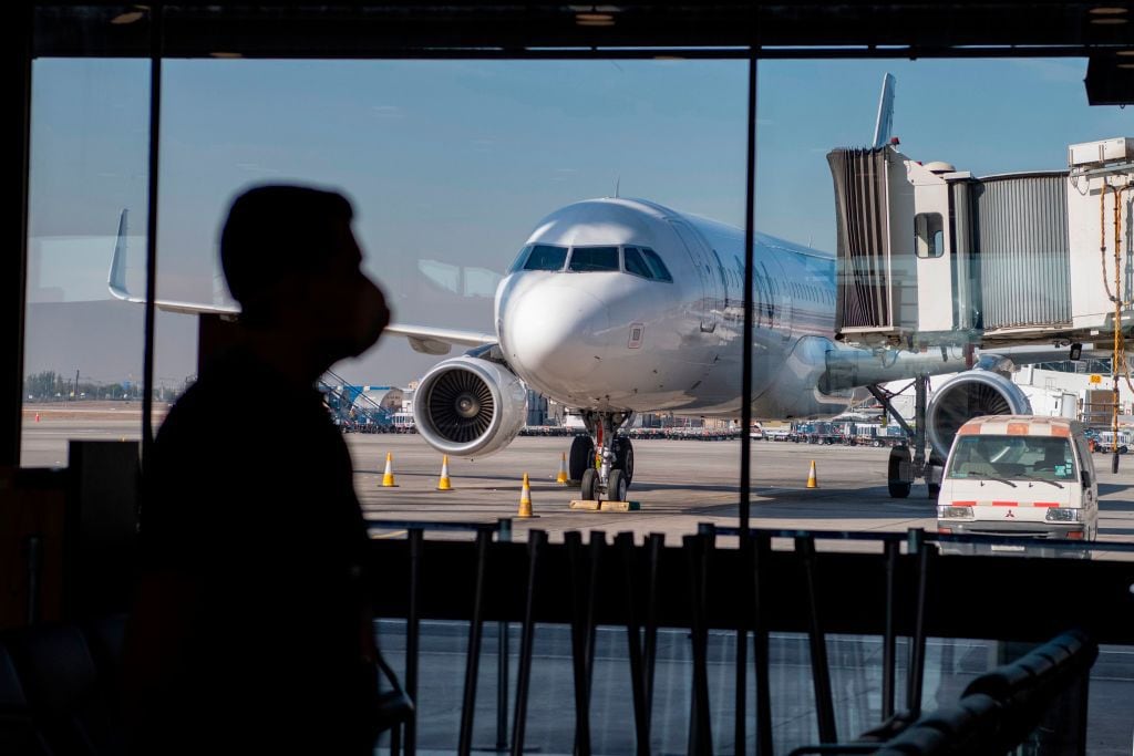 sernac informa aumento de 77% en reclamos por vuelos en chile durante el 2023: revisa acá las aerolíneas con más quejas