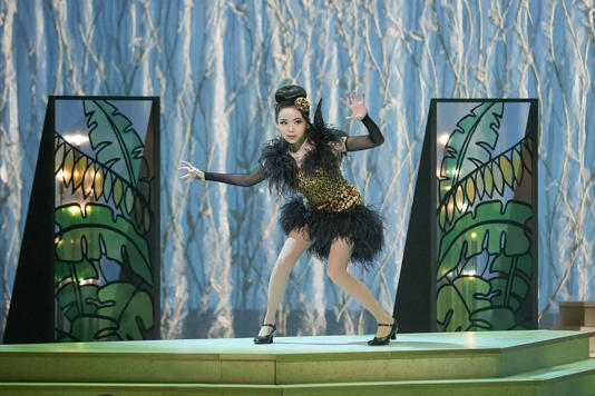 日帝劇場の舞台で、ワンマンショーにて「ジャングルブギー」を披露する福来スズ子（趣里）（C）NHK