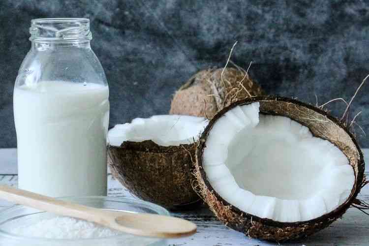 cara mengunakan santan kelapa untuk rambut dan manfaatnya
