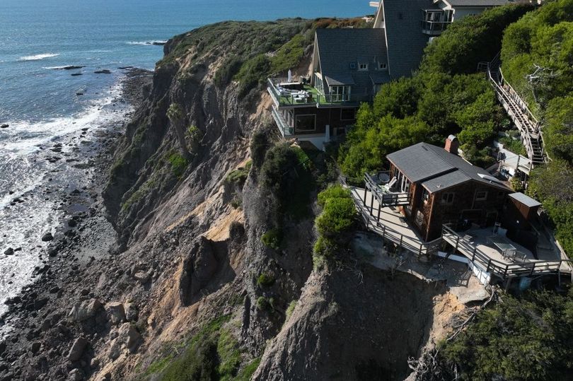 california landslide leaves £13million mansion inches from crashing into ocean