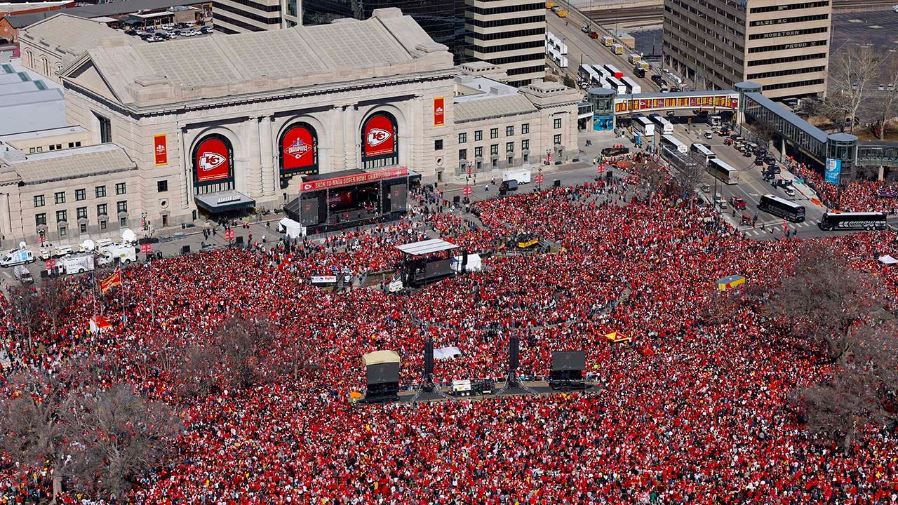 Kansas City Chiefs Fans Tackle Man They Suspected Opened Fire During   BB1iifpu.img