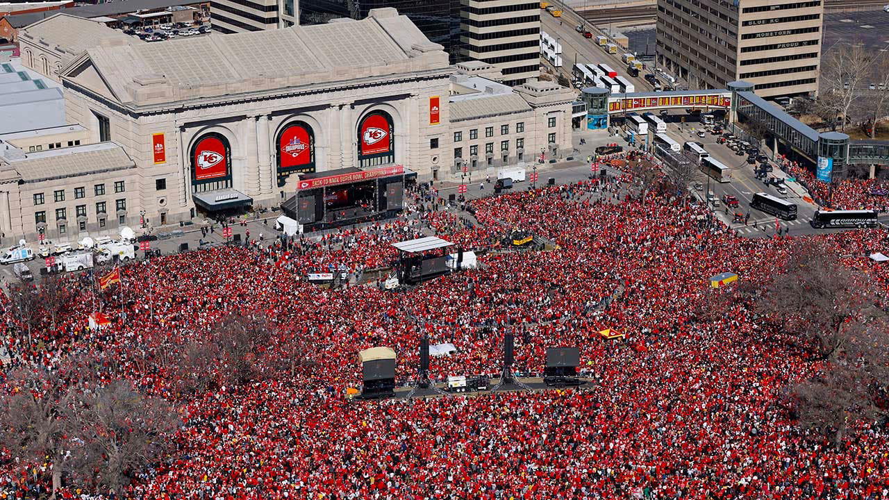 Chiefs fans tackle person appearing to flee from parade shooting