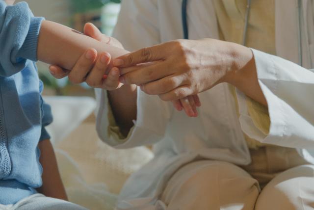 artritis infantil: ¿cuáles son sus causas y qué tratamientos se pueden emplear?
