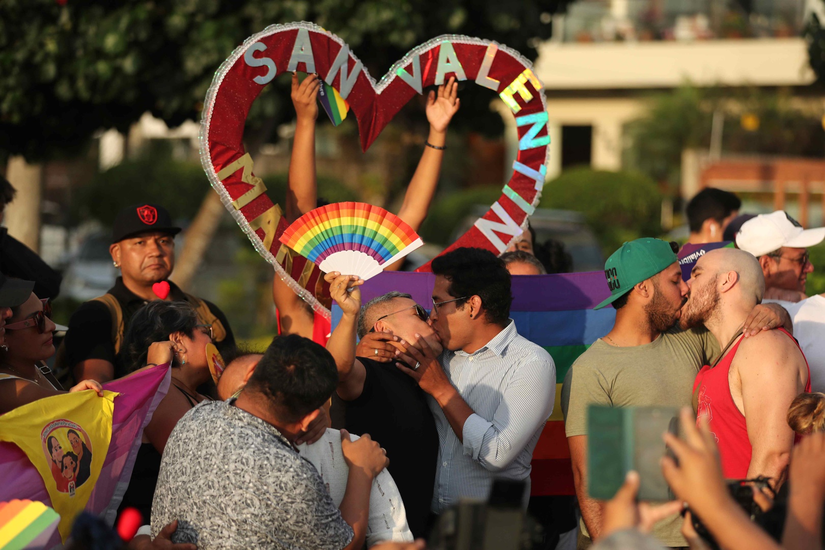 activistas lgbti celebran san valentín en perú con una demanda por el matrimonio igualitario