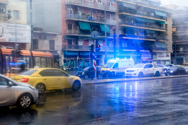 κίνηση στους δρόμους: βροχή, πανεκπαιδευτικό και συγκρούσεις φέρνουν χάος - μεγάλες καθυστερήσεις σε αττική οδό και κηφισό