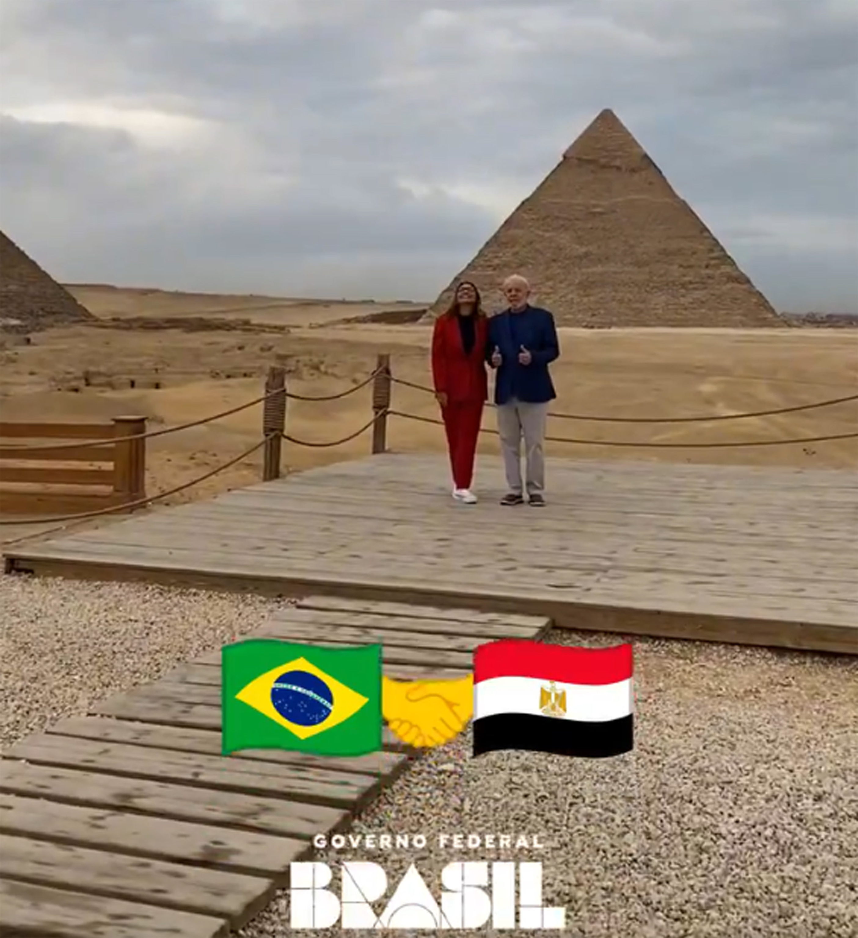 lula in egitto posa con la moglie davanti alle piramidi