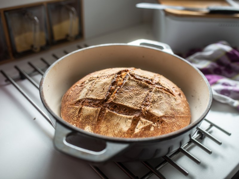 So backst du Brot im Brottopf