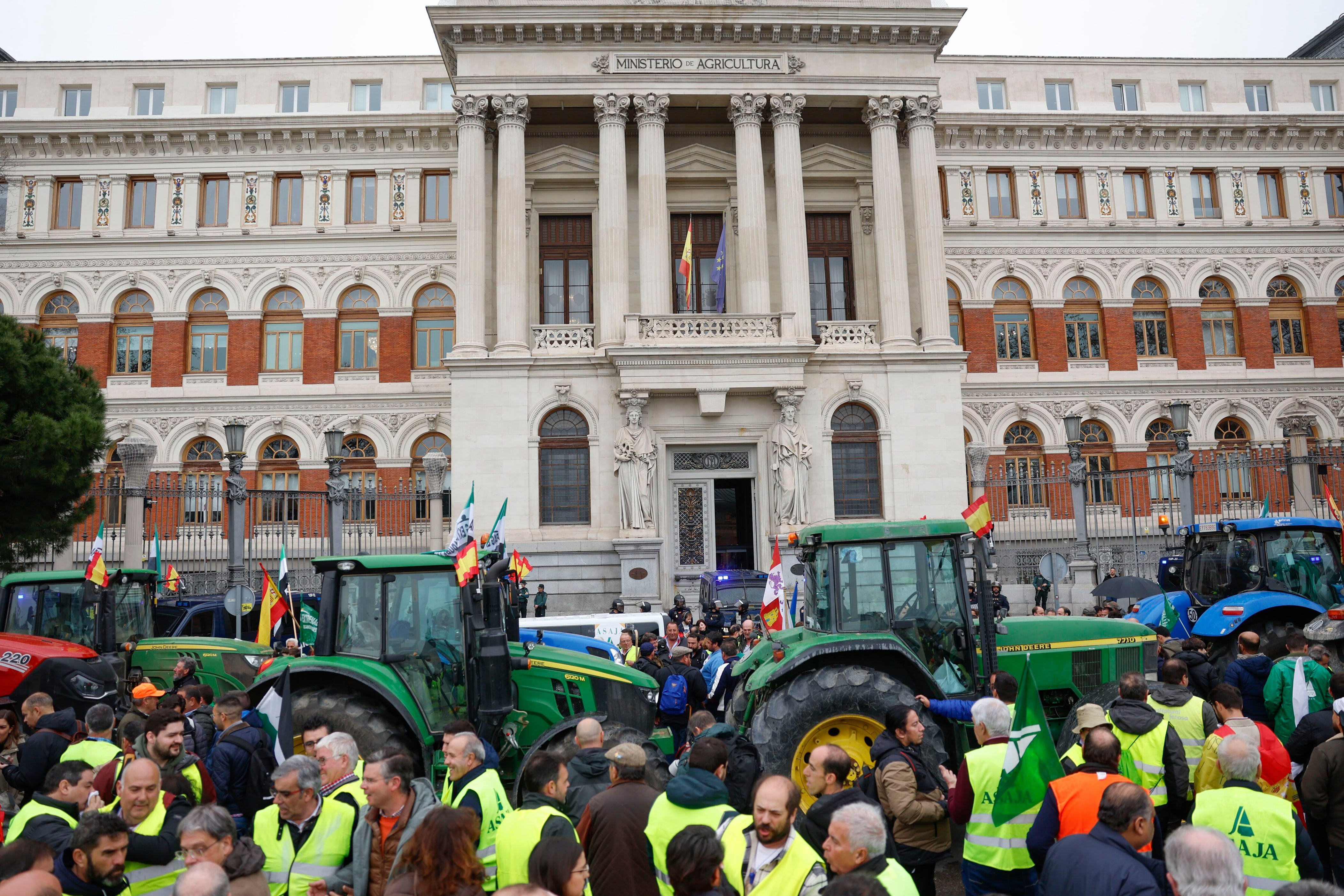 decenas de agricultores se manifiestan con tractores ante el ministerio de agricultura