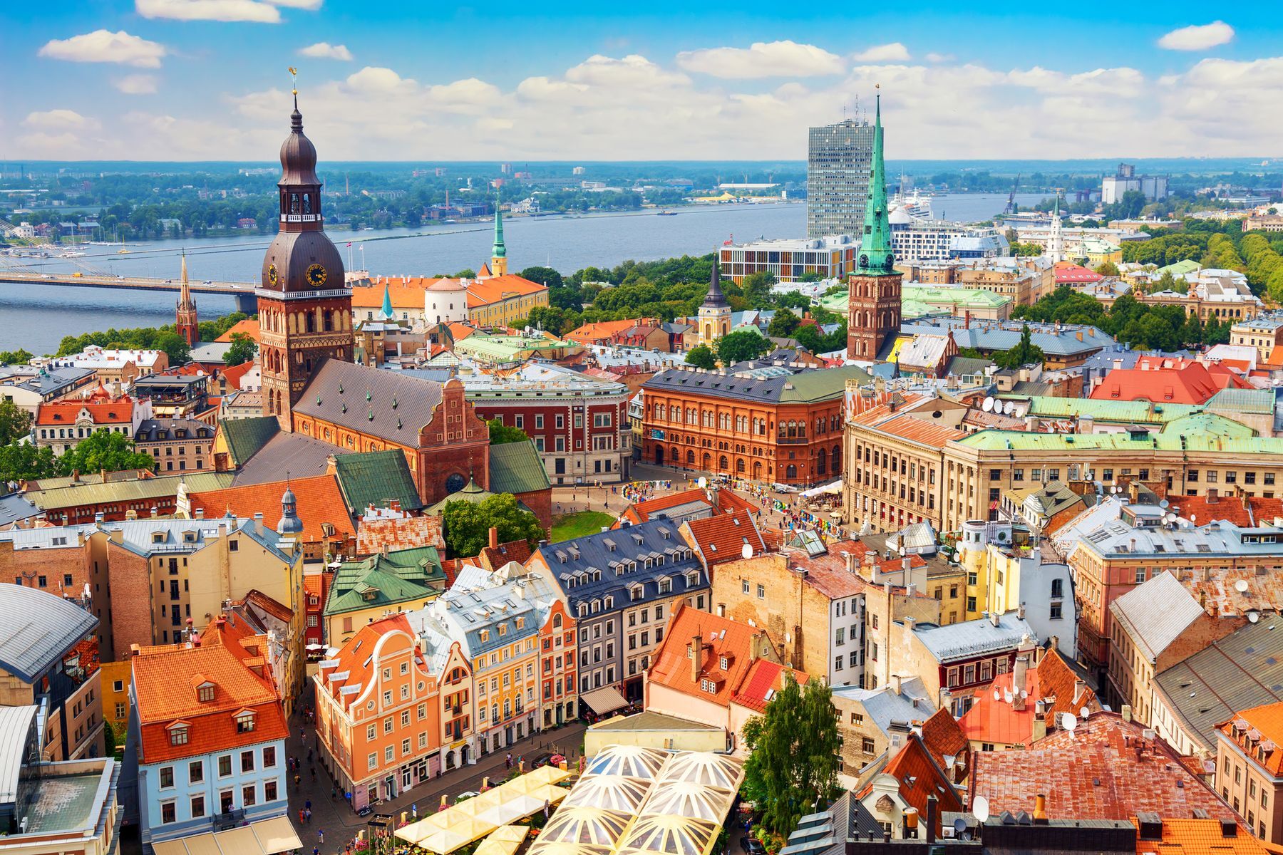 <p>Située sur la mer Baltique et sur les rives de la rivière Daugava, <a href="https://www.britannica.com/place/Riga">Riga</a> a d’abord vu le jour en tant que port commercial <a href="https://www.britannica.com/place/Riga">à la fin du 12<sup>e</sup> siècle</a>. En 2024, il fait bon visiter à pied la capitale de la Lettonie pour ne rien manquer de sa magnifique architecture. Alors, quoi de mieux que de le faire en s’offrant une <a href="https://www.civitatis.com/fr/riga/free-tour-riga/">excursion guidée gratuite</a>? Les <a href="https://blog.bourse-des-vols.com/10-activites-pas-cheres-a-riga-612237.html">activités abordables</a> sont nombreuses dans la cité, comme celle de se balader dans le <a href="https://www.vanupied.com/riga/quartiers-riga/quartier-du-vieux-riga-vecriga-le-centre-historique-de-la-capitale.html">centre historique de Riga</a> – nommé «Vecrīga» ou «Vieux Riga» –, un quartier économique important qui s’est développé au 19<sup>e</sup> siècle et qui est inscrit au <a href="https://whc.unesco.org/fr/list/852/">patrimoine mondial de l’UNESCO</a>. Vous y trouverez une multitude de musées, de galeries d’art et de restaurants pour tous les goûts et tous les budgets. N’oubliez pas de faire un détour par le jardin des Bastejkalns, où se trouve le <a href="https://www.routard.com/guide_voyage_lieu/10456-monument_de_la_liberte.htm">monument de la Liberté</a>, sculpté de <a href="https://www.petitfute.com/v39070-riga/c1173-visites-points-d-interet/c937-monuments/56207-monument-de-la-liberte-brivibas-piemineklis.html">1931 à 1935</a>. Sa construction a été possible grâce aux dons de la population, et ce symbole de liberté, d’indépendance et de souveraineté compte énormément aux yeux des Lettons.</p>
