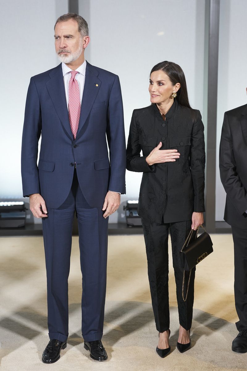 la reina letizia sorprende con traje negro de pantalón pitillo y tacón sensato de carolina herrera