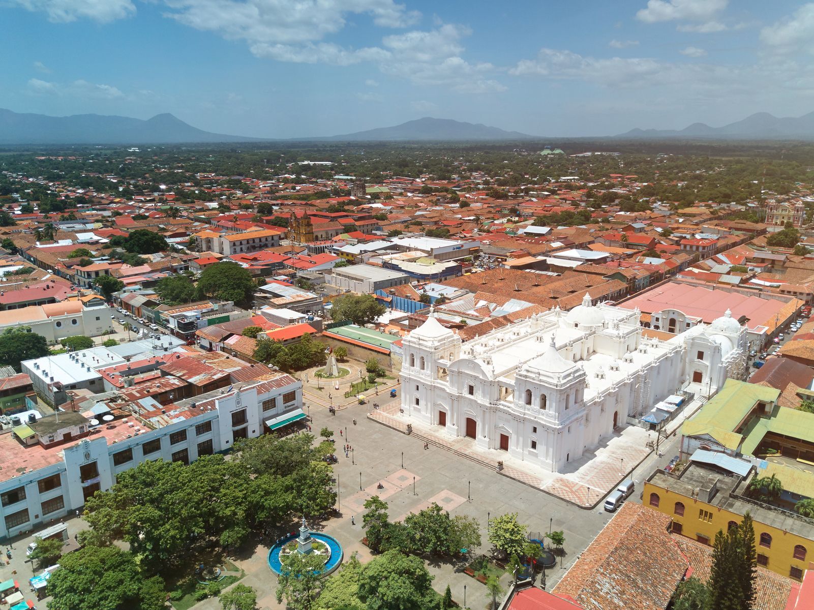 <p>La ville de León, au Nicaragua, se situe à proximité de plusieurs <a href="https://www.voyage-nicaragua.com/leon-nicaragua/les-volcans-de-leon">volcans</a> qui façonnent son panorama unique. Plus calme que la capitale du pays (Managua), elle offre tout de même aux touristes une <a href="https://passporterapp.com/fr/blog/nicaragua/que-faire-leon-nicaragua/">multitude d’activités</a>, à commencer par la visite de ses nombreux bâtiments religieux. Vous apprécierez l’architecture de l’église La Recolección et de la cathédrale de León. Entre deux visites, le <a href="https://www.batidospitaya.com/menu">restaurant Pitaya</a> saura vous rafraîchir avec ses batidos (frappés aux fruits) variés. Pour voir un peu plus du pays, vous pouvez vous rendre aux ruines de <a href="https://whc.unesco.org/fr/list/613">León Viejo</a>, à environ une heure de la cité, où vous découvrirez les vestiges des premiers bâtiments construits après l’arrivée des Européens pour environ <a href="https://www.visitleon.info/ruinas-leon-viejo.html">5 $US</a>.</p>