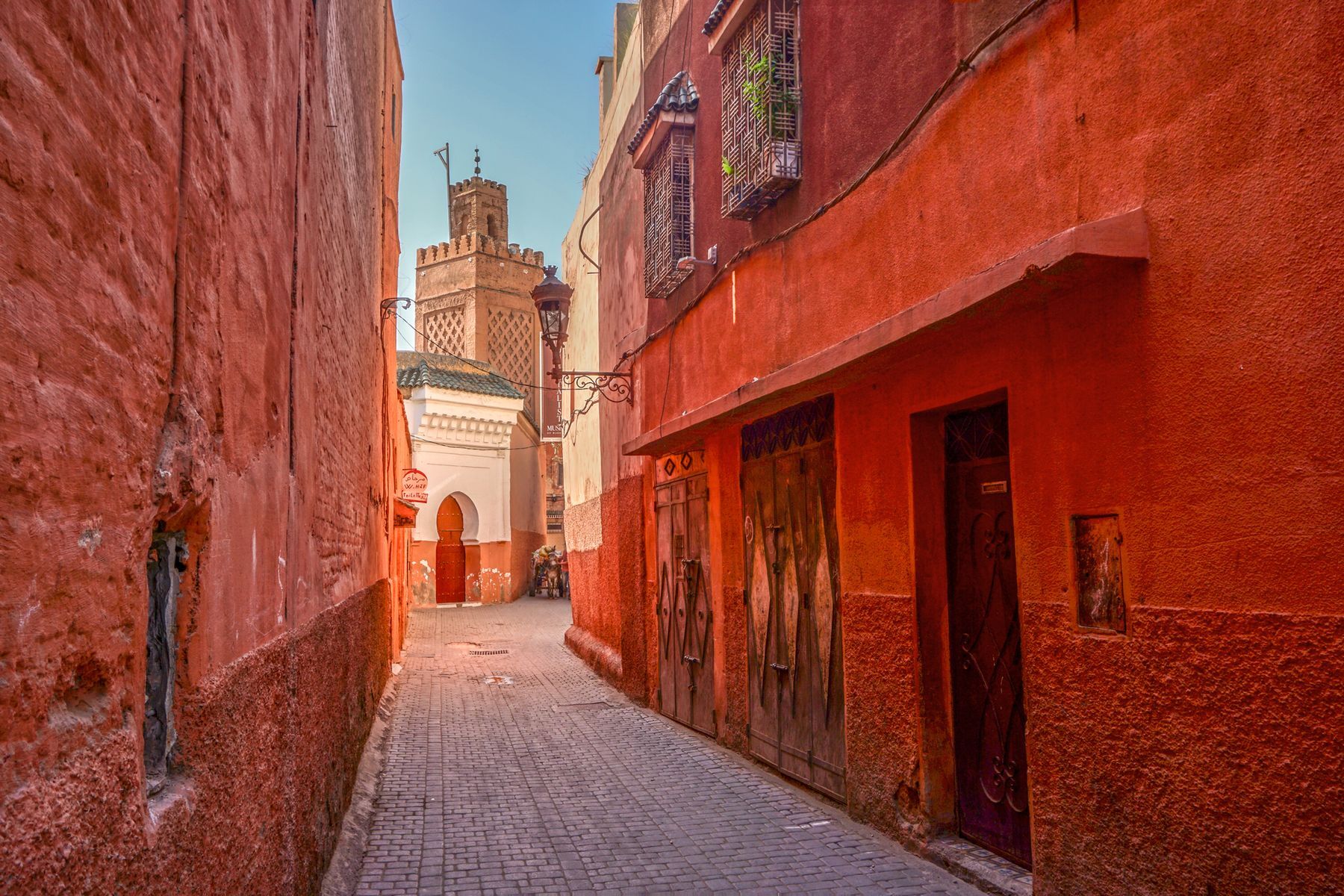 <p>Marrakech est surnommée <a href="https://www.marrakechsunset.com/fr/blog/pourquoi-on-appelle-marrakech-la-ville-rouge/37/">«la ville rouge»</a> ou «la ville ocre» en raison de la couleur de ses bâtiments en argile battue. Plusieurs hébergements à prix abordables vous permettent de vous loger en plein cœur de la cité près de ses attractions. Vous atteindrez ainsi rapidement <a href="https://palaisbahia.com/">le Palais de la Bahia</a>, construit à la fin du 19<sup>e</sup> siècle, que vous pouvez visiter pour seulement 70 dirhams (<a href="https://exchangerate.guru/mad/usd/70/">7 $US</a>). Son architecture islamique marocaine et ses couleurs vives sont d’une grande beauté. <a href="https://villatajmarrakech.com/guide/souk-marrakech/">Les souks de Marrakech</a>, marchés labyrinthiques mi-couverts, mi-ouverts, vous feront découvrir des merveilles marocaines dans leurs différents kiosques, où vous aurez l’occasion de marchander avec les commerçants. Épices locales, tapis, tajines traditionnels… L’offre est généreuse et très diversifiée.</p>