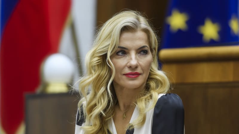 slovenská ministryně opět terčem posměchu. její krkolomná angličtina baví internet