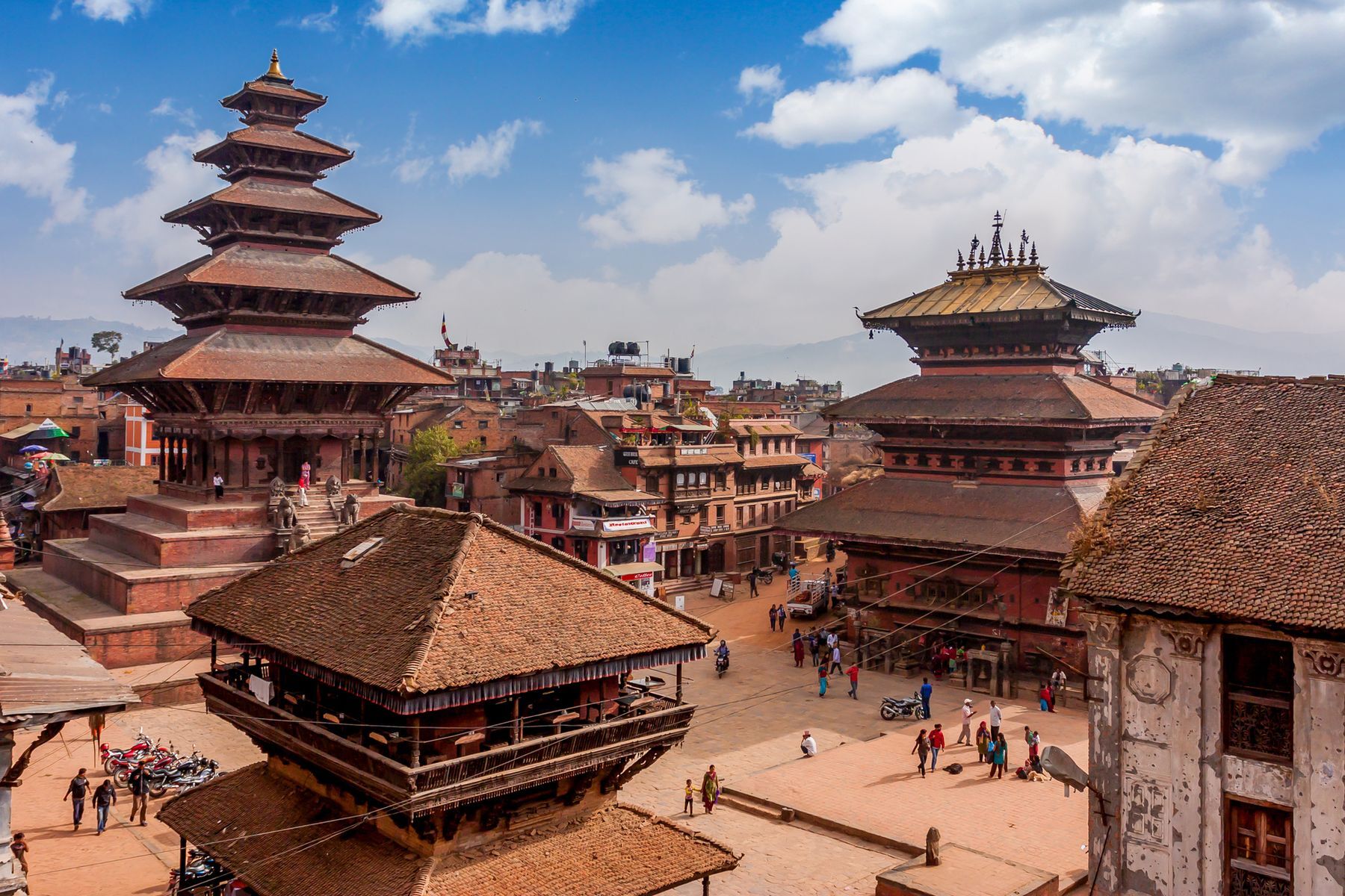 <p>Située dans une vallée bordée par les montagnes de l’Himalaya, la ville de Katmandou est le centre historique, culturel et économique du Népal. Le coût de la vie y est environ <a href="https://www.combien-coute.net/cout-de-la-vie/nepal/katmandou/">60% moins </a><a href="https://www.combien-coute.net/cout-de-la-vie/nepal/katmandou/">élevé</a> qu’en France, et la région saura ravir les adeptes de randonnée, activité peu coûteuse s’il en est une. Ils pourront la pratiquer par exemple au <a href="https://dnpwc.gov.np/en/conservation-area-detail/76/">parc national de Langtang</a>, situé à moins de 100 kilomètres de Katmandou, qui est le deuxième plus grand du Népal et qui possède de nombreux sentiers. Les touristes qui préfèrent la ville apprécieront la visite du <a href="https://www.voyagetips.com/que-faire-a-katmandou/#2_Durbar_Square">Durbar Square</a>, où palais, temples et pagodes sont présents en grand nombre.</p>