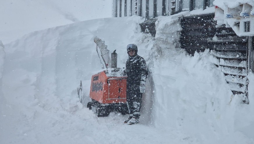 8 meter neuschnee seit november – dieses schweizer skigebiet versinkt im schnee