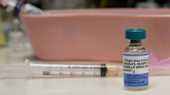 A vacina tríplice viral protege contra sarampo, caxumba e rubéola