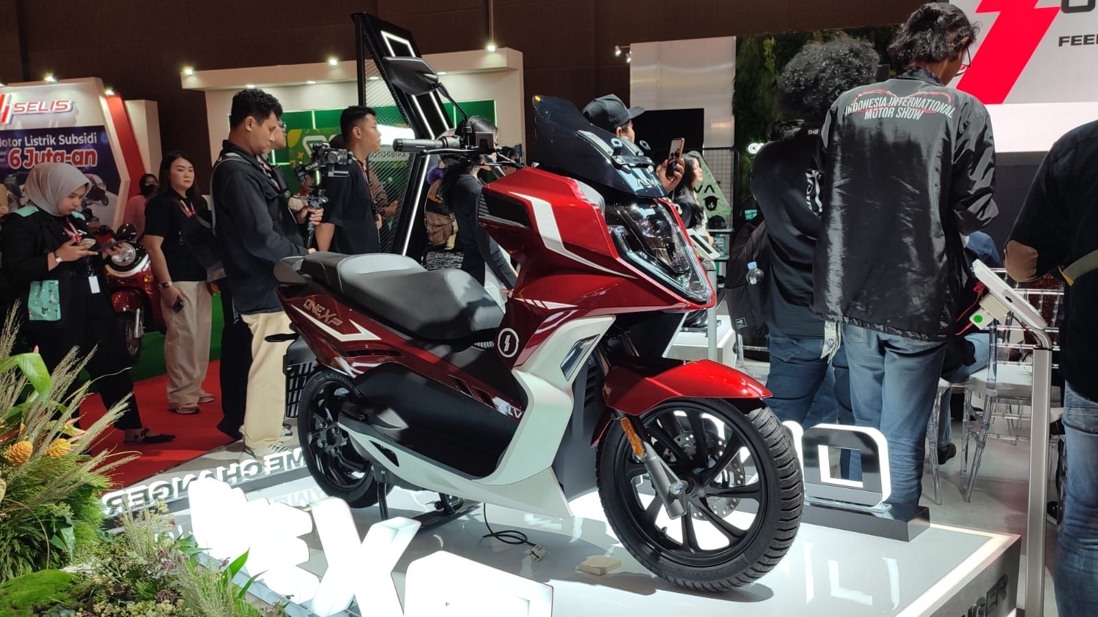 Rp 38 Jutaan Harga Motor Listrik ALVA One XP Rilis di IIMS 2024