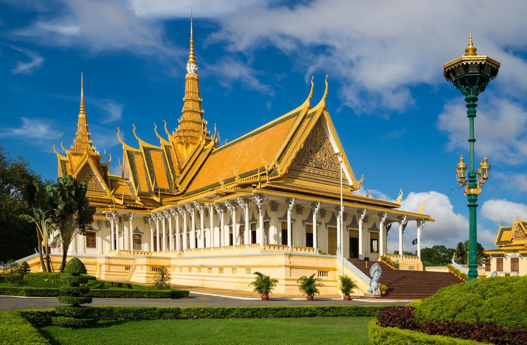 <p>Le Cambodge est une <a href="https://vietnamdecouverte.com/voyage-cambodge-prix">destination économique</a>, car les vols pour s’y rendre sont généralement peu coûteux, surtout en basse saison. Le pays faisait autrefois partie de l’empire colonial français, et cet héritage est bien visible dans l’architecture de nombreuses bâtisses de sa capitale, Phnom Penh. <a href="https://authentikvietnam.com/palais-royal-phnom-penh-5-choses-a-voir">Le palais royal</a>, un complexe de bâtiments érigés sur plusieurs décennies à partir des années 1860, est toutefois représentatif de la culture khmère. Résidence actuelle du roi du Cambodge, il est ouvert aux visites lorsque le souverain ne s’y trouve pas pour la modique somme de 40 000 riels (<a href="https://exchangerate.guru/khr/usd/40000/">10 $US</a>). Les adeptes de la culture pourront en apprendre davantage sur cette civilisation au <a href="https://www.voyagecambodge.com/guide-cambodge/attraction/musee-national-cambodge">musée national du Cambodge</a>, qui présente l’une des plus grandes collections d’art khmer. Pour continuer à vous immerger dans l’ambiance du pays, le restaurant <a href="https://www.facebook.com/elevenonekitchen/">Eleven One Kitchen</a> vous propose de goûter à une cuisine cambodgienne savoureuse et authentique à petit prix.</p>
