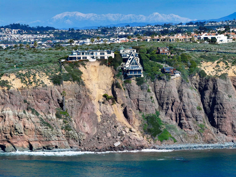 California mansion sits on edge of a cliff after after Dana Point
