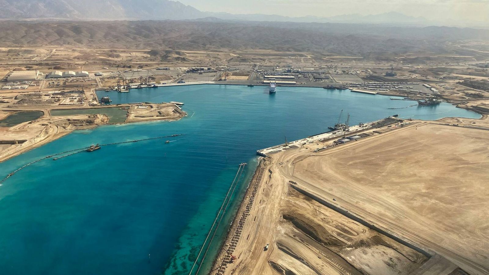 nuevas fotos aéreas muestran que el proyecto faraónico de arabia saudí es real