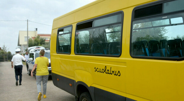 Bambino Di 3 Anni Dimenticato Sullo Scuolabus Si Salva Da Solo Suonando ...