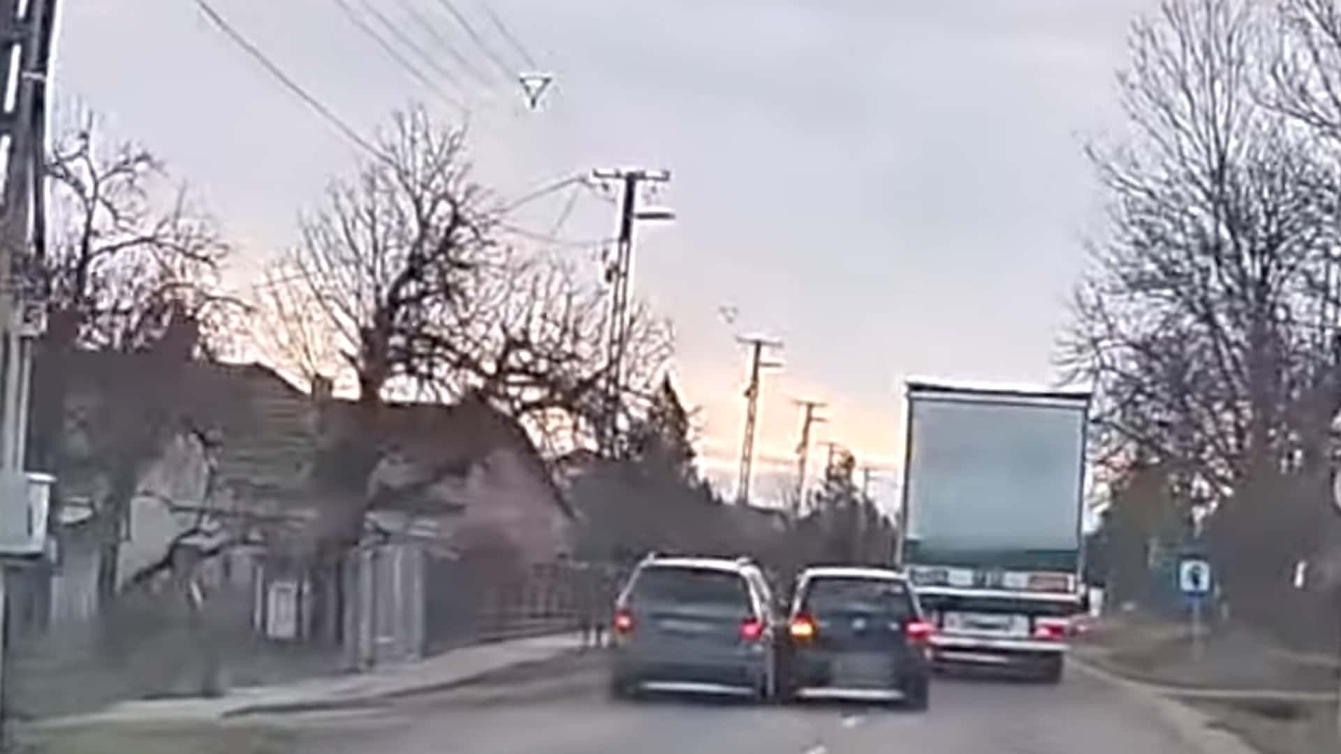 egyszerre akartak kamiont előzni a záróvonalon, végül összeütközött a két autós