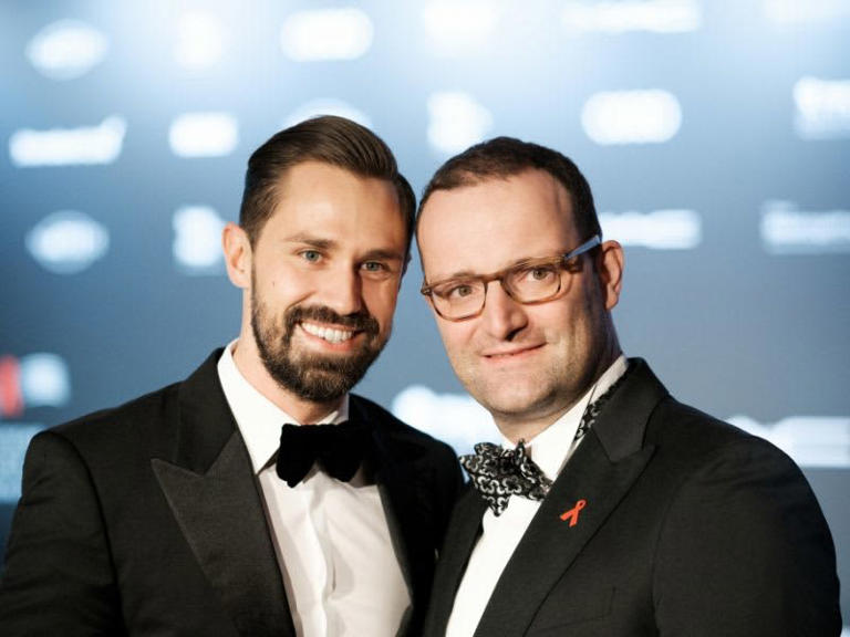 Ex-Bundesgesundheitsminister Jens Spahn (rechts) und sein Partner Daniel Funke haben im Dezember 2017 geheiratet.  ©dpa