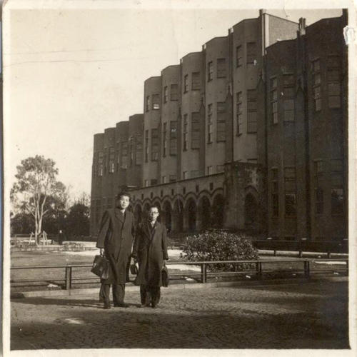 1942년경 도쿄제대 도서관 앞에서 찍은 사진 