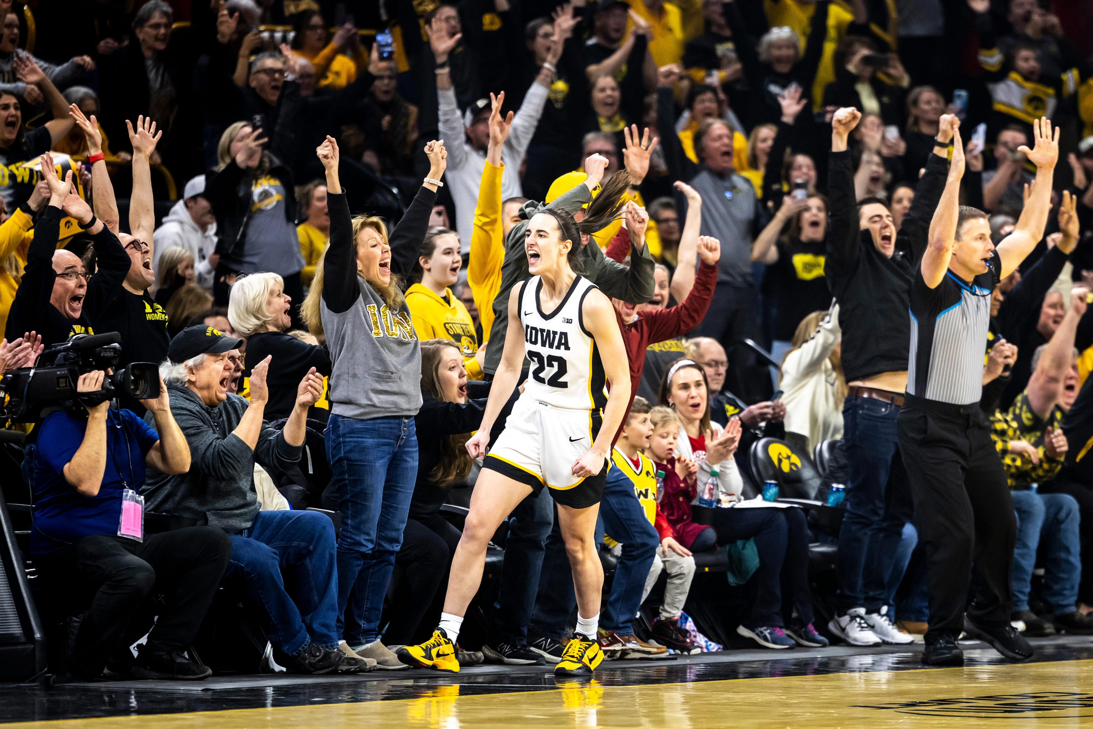 caitlin clark broke the ncaa scoring record with a 3-point logo shot and hoops fans were gobsmacked