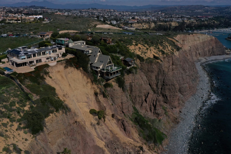 deslizamento de terra deixa mansões à beira de precipício na califórnia