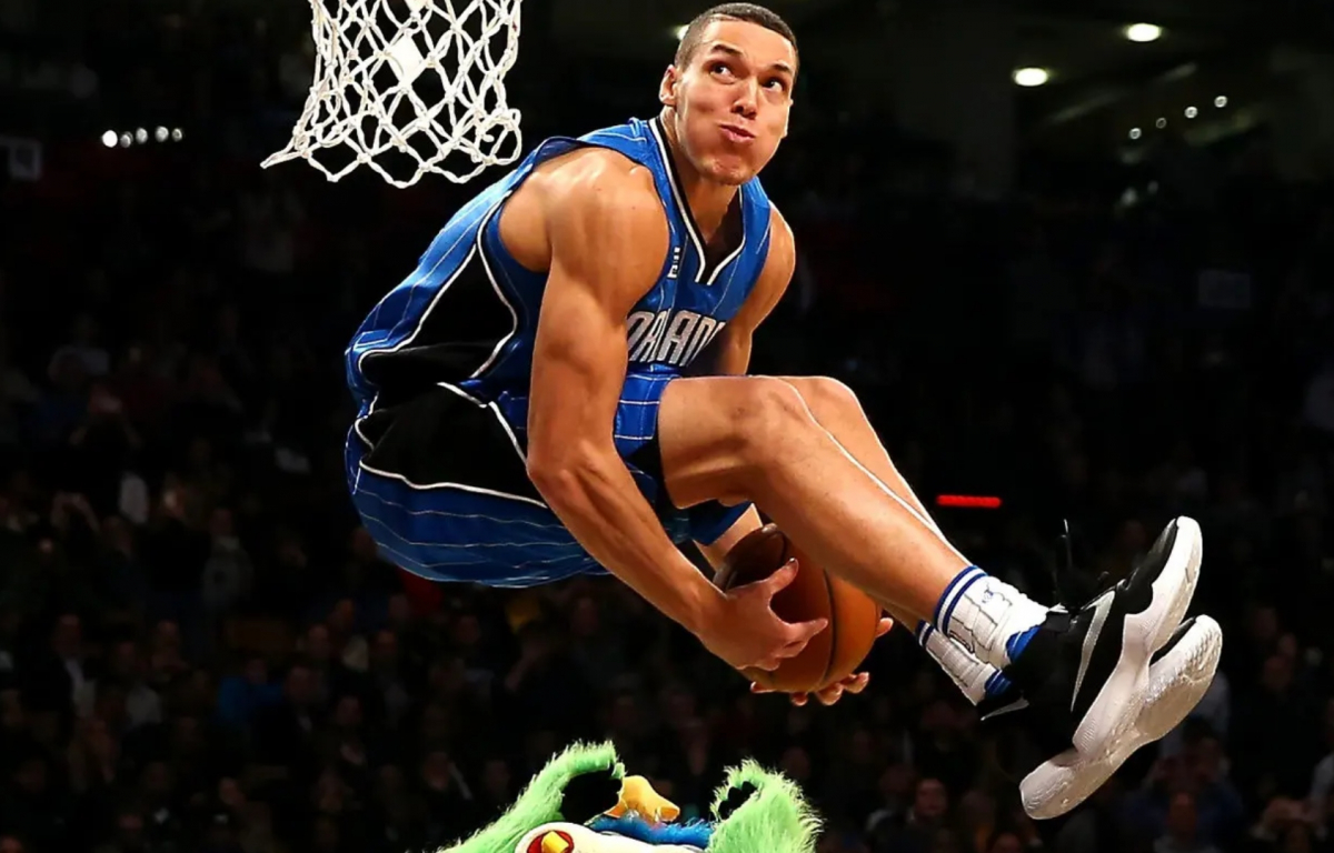 <p>Aaron Gordon displayed incredible agility and coordination as he leaped into the air, gracefully guiding the ball under his legs before slamming it through the hoop, earning high praise from fans and fellow players alike.</p>
